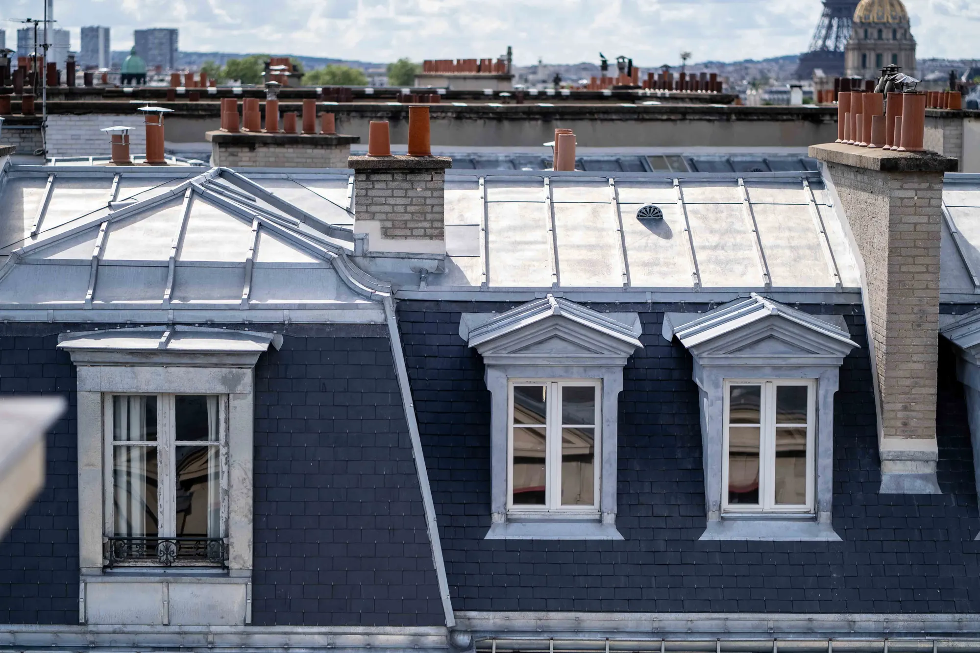 Toitures en zinc et brisis en ardoise avec lucarnes d'immeubles anciens