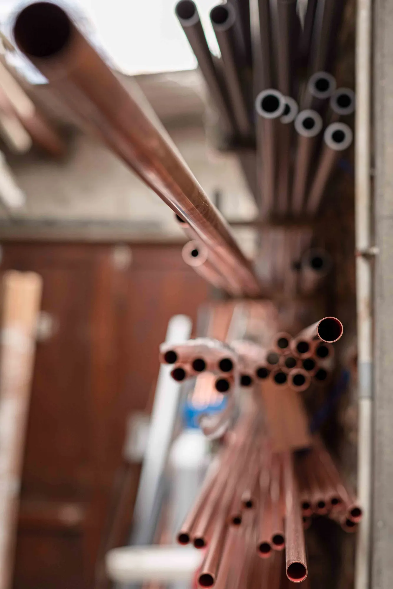 Tubes de cuivre de plomberie rangés en atelier