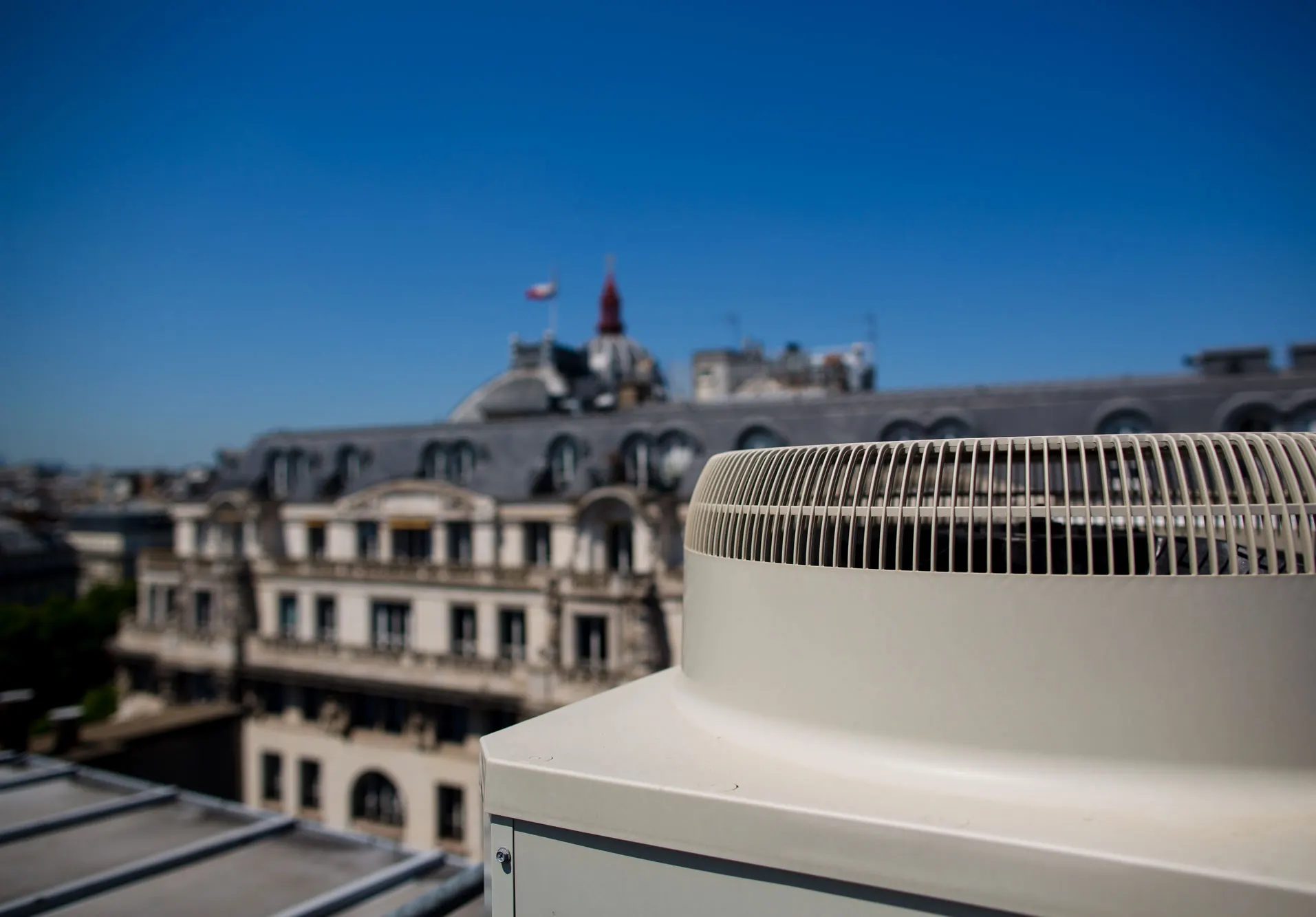 Unité extérieure de climatisation installée sur un toit-terrasse